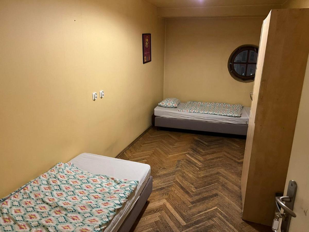 50 People Bis Apartment Krakau