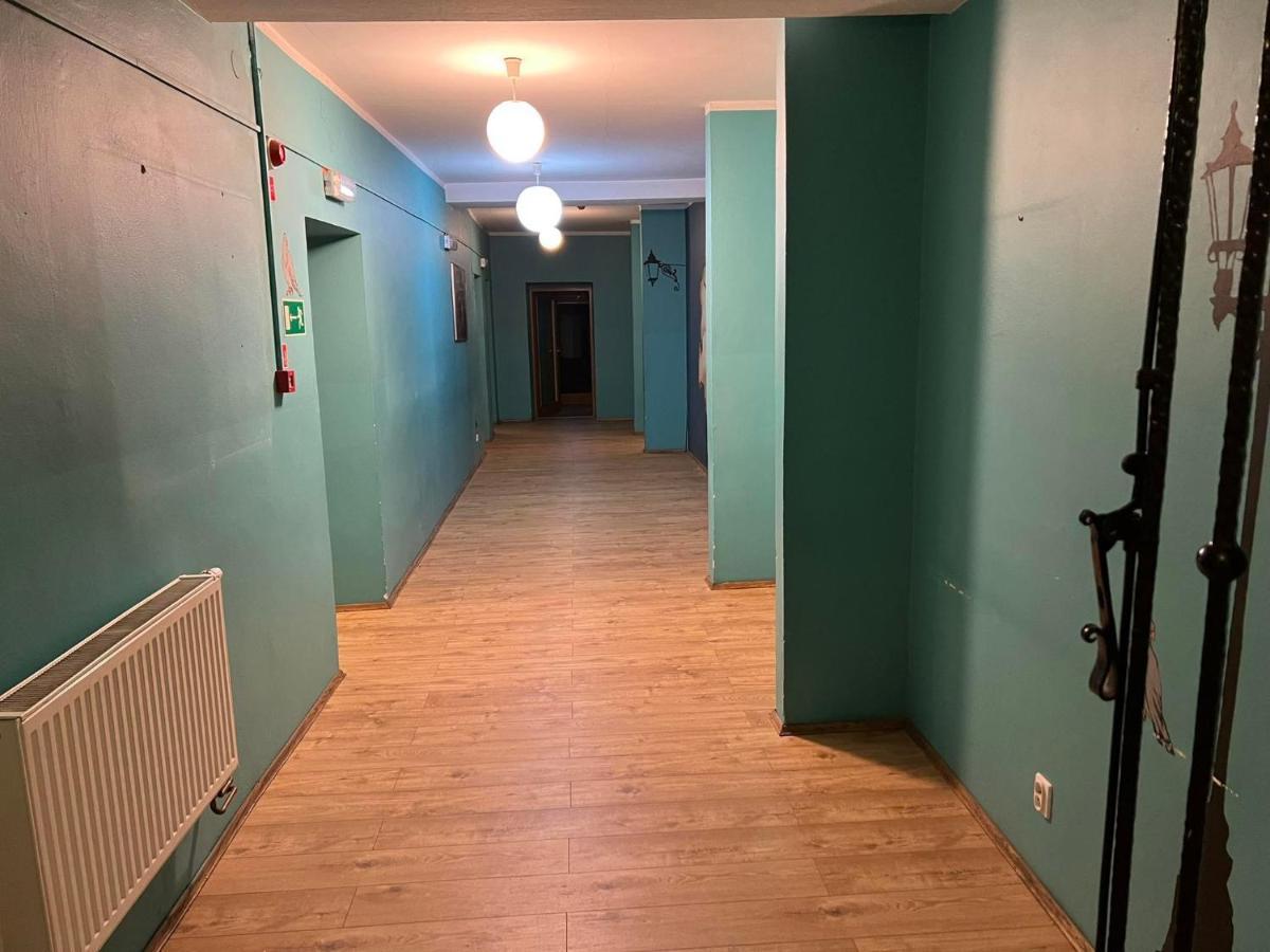 Apartment 50 People Bis