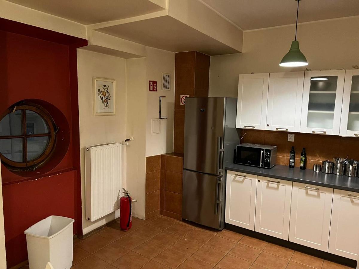 Apartment 50 People Bis *